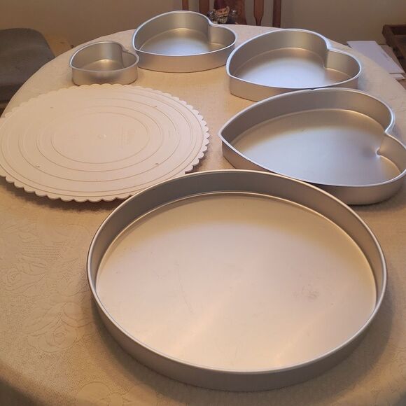 Set of 4 Wilton Heart Shaped Cake Pans With 18" Round Base Plate and Round Pan - Picture 3 of 17